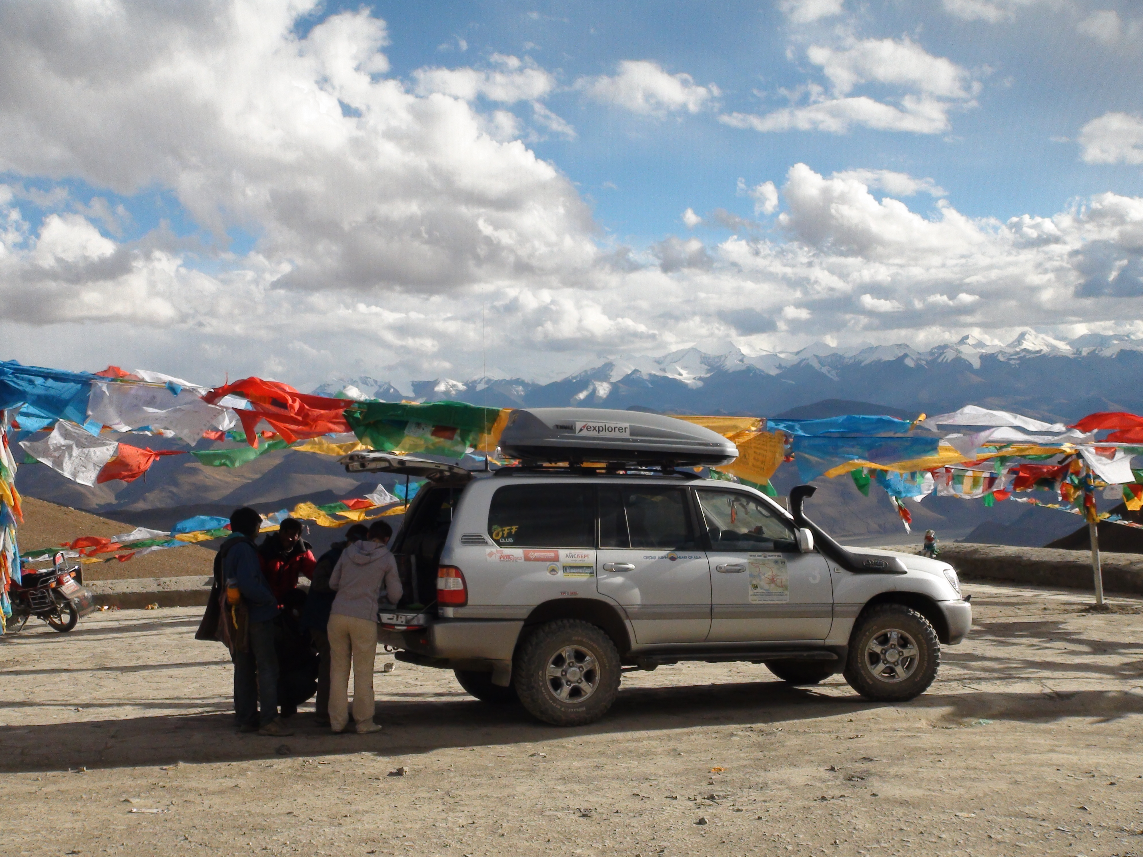 На этом фото мы оказываем первую медицинскую помощь тибетскому парню. Экспедиция "Сердце Азии 2013", Гималаи.